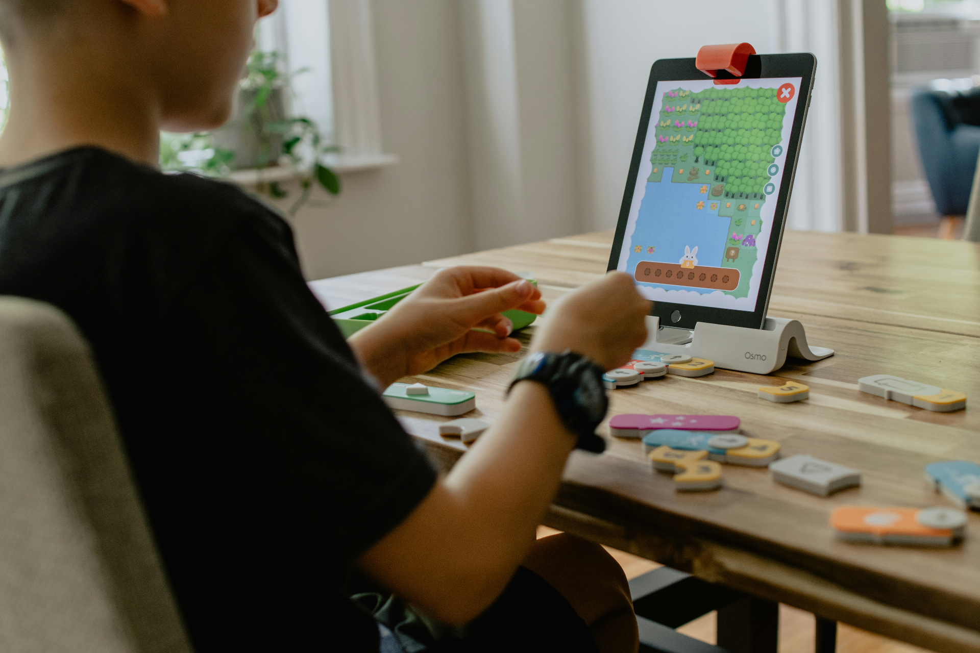 Student learning with educational tools and tablet